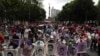  Una protesta en México derrumba una puerta del Palacio Nacional
