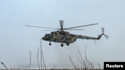 ເຮືອ​ບິນ​ເຮ​ລິ​ຄັອບ​ເຕີ Mi-8 ຂອງ ຣັດ​ເຊຍ ທຳ​ການ​ທົດ​ສອບ​ໂດຍກອງ​ທັບ​ອາ​ກາດ ຣັດ​ເຊຍ ໃນ​ພາກ​ພື້ນ ຣອ​ສ​ຕອ​ຟ, ຣັດ​ເຊຍ, 19 ມັງ​ກອນ 2022.