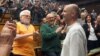 ARHIVA - Novinar nedeljnika "Radar" Vuk Cvijić pozdravlja prisutne koji mu aplaudiraju na tribini posvećenoj napadu na njega, u sklopu serijala "Nije filozofski ćutati", u Beogradu, 31. maja 2024. (Foto: FoNet)