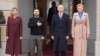 El presidente de Polonia, Andrzej Duda, segundo a la derecha, con su esposa Agata Kornhauser-Duda dan la bienvenida al presidente ucraniano Volodymyr Zelenskyy con su esposa Olena, a la izquierda, en el Palacio Presidencial en Varsovia, Polonia, el miércoles 5 de abril de 2023. 