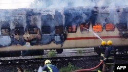 Petugas erusaha memadamkan api yang terjadi di gerbong kereta yang diparkir di halaman KA Madurai, di Madurai pada 26 Agustus 2023. (Foto: AFP)