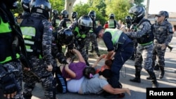 Familiares de reclusos se enfrentan a la policía durante un operativo de seguridad después de que estallara un motín en la penitenciaría de Tacumbú, en Asunción, Paraguay, el 18 de diciembre de 2023.