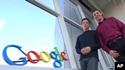 Bashkëthemeluesit e kompanisë Google, Sergey Brin dhe Larry Page para selisë së kompanisë në Kaliforni më 15 janar 2004.