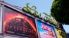 โปสเตอร์ "บาร์บี้" และ "ออพเพนไฮเมอร์" หน้าโรงภพายนตร์ ลอส เฟลิซ ในลอสแอนเจลิส เมื่อวันที่ 28 ก.ค. 2023