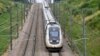 Kereta cepat Prancis yang dioperasikan SNCF sedang melaju dalam perjalanan Bordeaux-Paris di Chartres, Jumat, 26 Juli 2024. (Foto: Jean-Francois Monier/AFP)