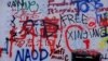 Brick Lane của London, nổi tiếng với nghệ thuật đường phố, các dòng chữ Trung Quốc lớn màu đỏ được vẽ trên nền trắng, ca ngợi “các giá trị xã hội chủ nghĩa cốt lõi”, cùng với những khẩu hiệu như Tự do cho Tân Cương.