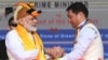 Thủ tướng Ấn Độ Narendra Modi (trái) bắt tay Thủ hiến Arunachal Pradesh, Pema Khandu, tại lễ khánh thành các dự án phát triển ở Itanagar, bang Arunachal Pradesh, ngày 9/2/2019. Trung Quốc đã phản đối chuyến thăm của ông Modi tới Arunachal Pradesh vào cuối tuần này.