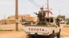 Seorang anggota Gerakan Koordinasi Azawad (CMA) berpatroli di wilayah Kidal, Mali, pada 28 Agustus 2022. (Foto: AFP/Souleymane Ag Anara)
