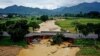 Warga berjalan di jembatan yang rusak setelah badai di Longyan, di Provinsi Fujian, China timur pada 17 Juni 2024. (Foto: CNS/AFP)