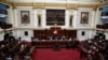 ARCHIVO - Miembros del Congreso de Perú debaten una moción para acusar a la Presidenta Dina Boluarte, en Lima, Perú, el 4 de abril de 2024.