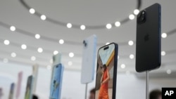 Aparatët iPhone 15 të ekspozuar në kampusin qendror të kompanisë Apple, në Cupertino të Kalifornisë