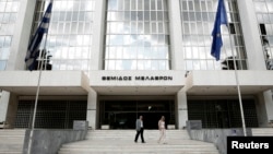 ARCHIVO - Vista frontal de la Corte Suprema de Grecia en Atenas, en septiembre de 2012. La asamblea de la corte votó el martes nueve a uno para descalificar a Ilias Kasidiaris y su partido, llamado Los Griegos, de las elecciones del 21 de mayo.