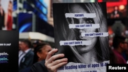 Una persona sostiene un cartel asistiendo a Facing Fentanyl, un grupo de concientización sin fines de lucro en el segundo Día Nacional de Concientización y Prevención sobre el Fentanilo en Times Square en la ciudad de Nueva York, el 21 de agosto de 2023.