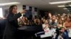 La vicepresidenta estadounidense Kamala Harris habla en la sede de su campaña presidencial en Wilmington, estado de Delaware, EEUU, el 22 de julio de 2024.