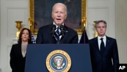 El presidente Joe Biden habla sobre la guerra entre Israel y el grupo militante palestino Hamás, desde el Comedor Estatal de la Casa Blanca en Washington, el 10 de octubre de 2023.