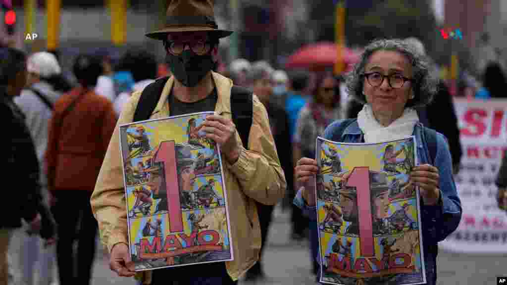 Colombia: Personas asisten a la marcha del Día Internacional de los Trabajadores en Bogotá.