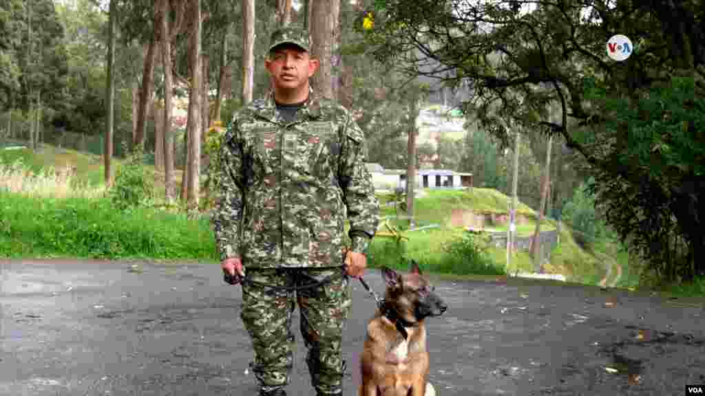 Después de ser seleccionados, se les asigna un guía militar que los acompaña en las distintas operaciones. [Foto: Johan Reyes, VOA]. &nbsp;