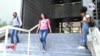 Universitarios venezolanos recurren a rifas y préstamos para pagar sus estudios