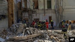 Спасатели расчищают завалы после ракетного удара по детской больнице «Охматдет». 9 июля 2024г.