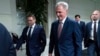 El presidente de la Cámara de Representantes de EEUU, Kevin McCarthy, republicano por California, camina hacia su oficina después de reunirse con la conferencia republicana de la Cámara en el Capitolio, el martes 30 de mayo de 2023, en Washington. (Foto AP/José Luis Magaña)