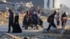 Palestinci na putu u Al Magaziju beže pošto su se kampovi za raseljena lica u kojima su se nalazili našli pod snažnim izraelskim bombardovanjem, u centralnom delu Pojasa Gaze, 5. juna 2024.
