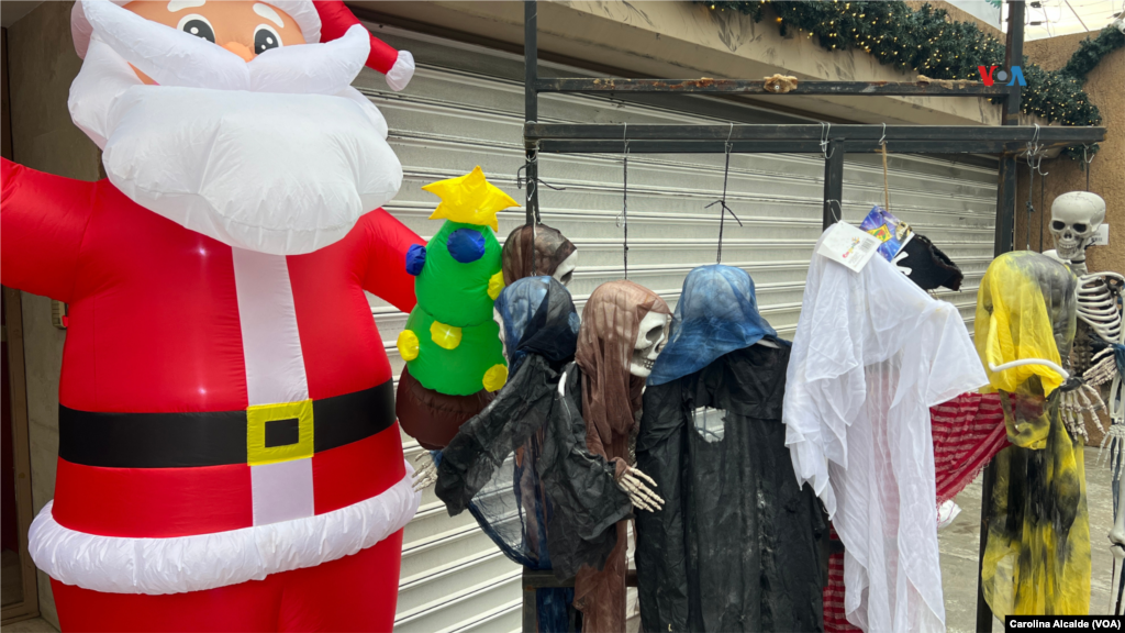 Se ha vuelto costumbre que artículos navideños y de Halloween compartan espacios en las tiendas desde mediados de septiembre. 