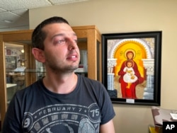 Dmytro Haiman mira por la ventana del Instituto Cultural Ucraniano en Dickinson, Dakota del Norte, el 17 de julio de 2023.