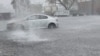 Un vehículo atrapado en medio de una calle de Fort Lauderdale, Florida, tras las intensas lluvias registradas el 12 de abril de 2023.