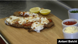 En Miami, el restaurante The Amalfi Llama ofrece la “MilaMessi”, una milanesa especial preparada con la receta de Celia María Cuccittini, madre de Lionel Messi. Este plato se ha convertido en un éxito durante la Copa América, atrayendo a los fanáticos del fútbol y de Messi.
