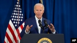 Prezident Co Bayden Trampın təşviqat nümayişində atəş səsləri eşidilməsindən az sonra müraciətlə çıxış edir. Rehoboth Beach, Delavar ştatı, ABŞ. 13 iyul, 2024.