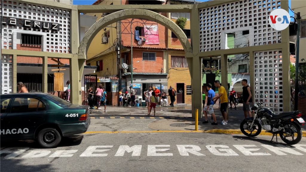 Al final de la batalla, empapados de pies a cabeza, todos ríen y celebran aquel divertido día. 