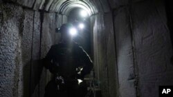 Ushtarët izraelitë udhëheqin gazetarët përgjatë tunelit ku thonë se kanë gjetur gjurmë të pengjeve në Khan Younis, në Rripin e Gazës (10 janar 2024)