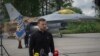 Tổng thống Ukraine Volodymyr Zelenskyy trả lời câu hỏi của phóng viên đứng trước máy bay chiến đấu F-16 của Không quân Ukraine tại một địa điểm không được tiết lộ ở Ukraine, ngày 4 tháng 8 năm 2024.
