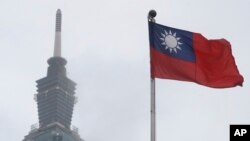 资料照片：2023年5月7日，中华民国国旗在台北的101大楼附近飘扬。