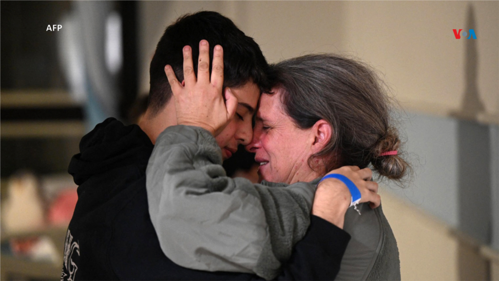 Esta imagen publicada por la Oficina de Prensa del Gobierno israelí muestra a Sharon Hertzman Avigdori abrazando a su hijo después de ser liberada junto con su hija del cautiverio de Hamás.