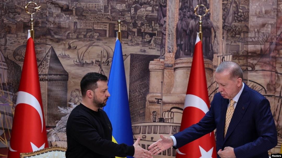 ယူကရိန်းသမ္မတ Volodymyr Zelenskyy (ဝဲ)နှင့် တူရကီ သမ္မတ Recep Tayyip Erdogan (ယာ) တို့ အစ္စတန်ဘူမြို့မှာ တွေ့ဆုံစဉ် (မတ် ၈၊ ၂၀၂၄)
