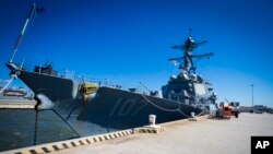 Destrojeri USS Gravely përpara nisjes nga baza amerikane Norfolk, Virxhinia