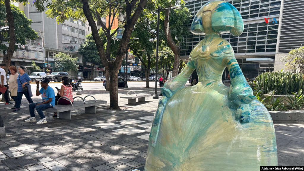 Una &quot;menina&quot; refleja los tonos verdes y azules del archipiélago Los Roques.