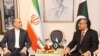 Menlu Pakistan Jalil Abbas Jilani (kanan) berbicara dengan Menlu Iran Hossein Amir-Abdollahian di kantor Kemenlu di Islamabad, 29 Januari 2024. (Kantor Luar Negeri Pakistan / AFP) 