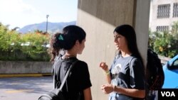 Lisney Lagos, una venezolana de 23 años, ve cuesta arriba conseguir una oportunidad de trabajo competitiva en Venezuela.