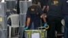 Agentes de la Fiscalía General sellan una urna de las elecciones generales del 25 de junio durante un allanamiento en una instalación temporal del Tribunal Supremo Electoral, en la Ciudad de Guatemala, el 12 de septiembre de 2023.