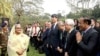 Perdana Menteri Bangladesh Sheikh Hasina (kiri) tiba di lokasi konferensi pers di Dhaka, pada 8 Januari 2024, menyusul kemenangannya dalam pemilu yang digelar sehari sebelumnya. (Foto: Bangladesh Prime Minister's office via AP)