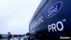 FILE: Ford Electric E-Transit dipajang di halaman depan dealer Ford, Stoke-on-Trent, Inggris, 20 September 2023. (Carl Recine/REUTERS)