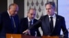 El secretario de Estado de EEUU, Antony Blinken, el ministro de Relaciones Exteriores egipcio, Sameh Shoukry, y el viceprimer ministro y ministro de Relaciones Exteriores de Jordania, Ayman Safadi, en una conferencia de prensa, en Ammán, Jordania, el 4 de noviembre. 2023. 