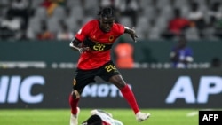 O médio angolano Estrela luta pela bola com o Stephane Aziz Ki, durante o jogo contra Burkina Faso no Estádio Charles Konan Banny, em Yamoussoukro, 23 de Janeiro. 2024. (Foto de Issouf SANOGO/AFP)