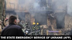 Esta foto publicada por el Servicio Estatal de Emergencia de Ucrania el 13 de junio de 2023 muestra a los bomberos extinguiendo un incendio en un edificio residencial de cinco pisos, el sitio de un ataque ruso nocturno, en la ciudad de Kryvyi Rig, Ucrania.