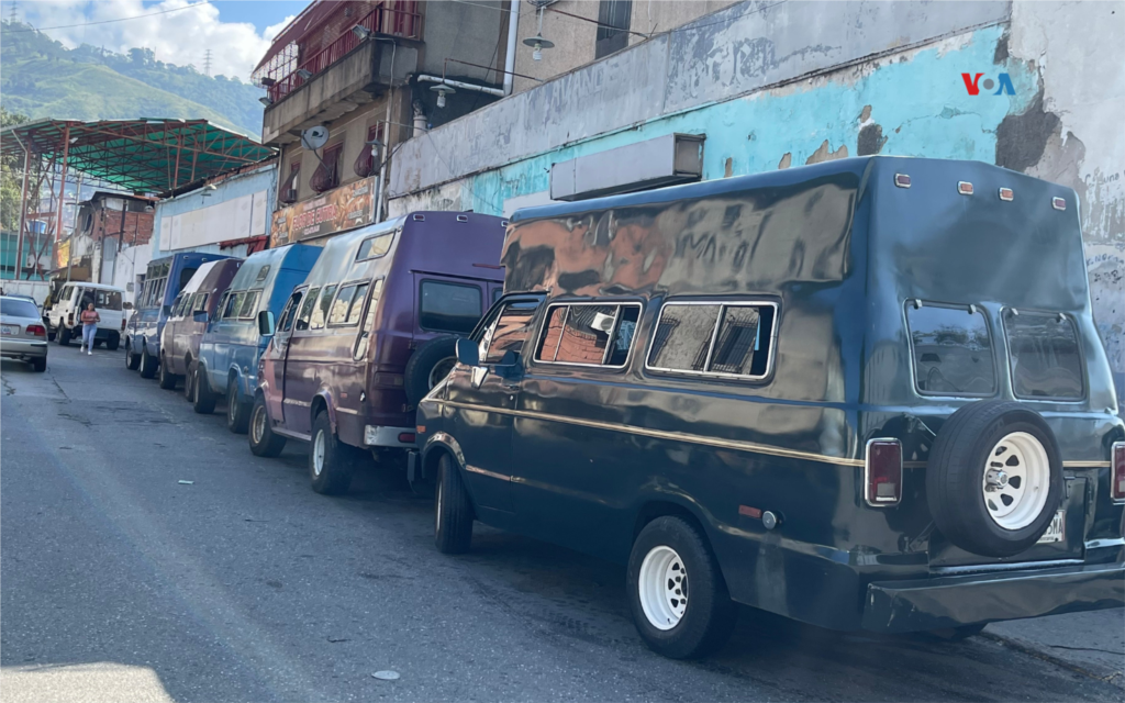 La agudización de la crisis en el sector transporte data de 2017. Un reportaje de HumVenezuela en 2021 denunció que en ese año alrededor del 70 % del parque automotor estaba fuera de servicio debido a la&nbsp; falta de combustible, la antigüedad de los vehículos y las malas condiciones de la vialidad.