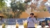 Seorang mahasiswa Universitas Nevada, Las Vegas, tampak berbicara melalui telepon genggamnya setelah penembakan massal terjadi kampus tersebut pada 6 Desember 2023. (Foto: AP/Lucas Peltier)