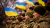 Tentara Ukraina merayakan Hari Persatuan di Odessa, Ukraina, 16 Februari 2022. Jepang menjanjikan bantuan $4,5 miliar untuk Ukraina dalam perangnya melawan Rusia. (Foto: AP)