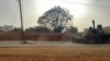ສົບ​ຄົນ​ຕາຍ​ທີ່​ຖືກ​ປົກ​ໄວ້ ສາ​ມາດ​ແນມ​ເຫັນ​ໃກ້ໆ​ກັບ​ລົດ​ຫຸ້ມ​ເກາະ​ທະ​ຫານ​ຄັນ​ນຶ່ງ ຢູ່​ຕາມ​ຫົນ​ທາງ​ທີ່​ເມືອງ​ແອ​ລ​ເຈ​ເນ​ນາ ຊຶ່ງ​ເປັນ​ເມືອງ​ເອກ​ຂອງ​ເຂດ​ດາ​ຟົວ​ຕາ​ເວັນ​ຕົກ ເມື່ອ​ວັນ​ທີ 16 ມິ​ຖຸ​ນາ 2023. 